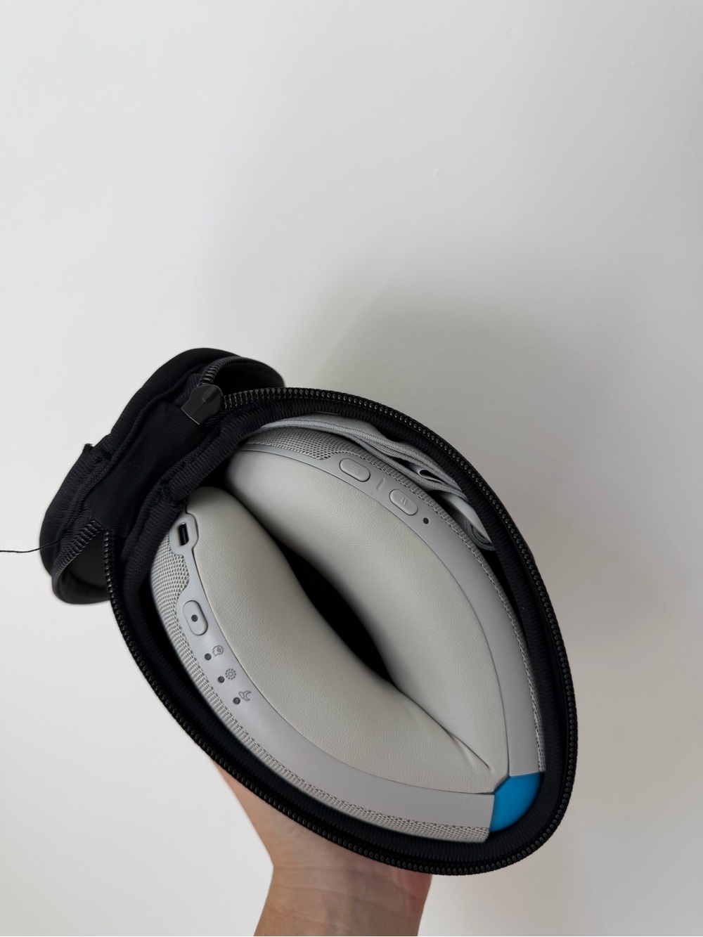 Therabody Light Gray Eye Massager - Fabric Cover - Picture 5 of 5
